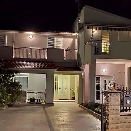 Angela - アパート